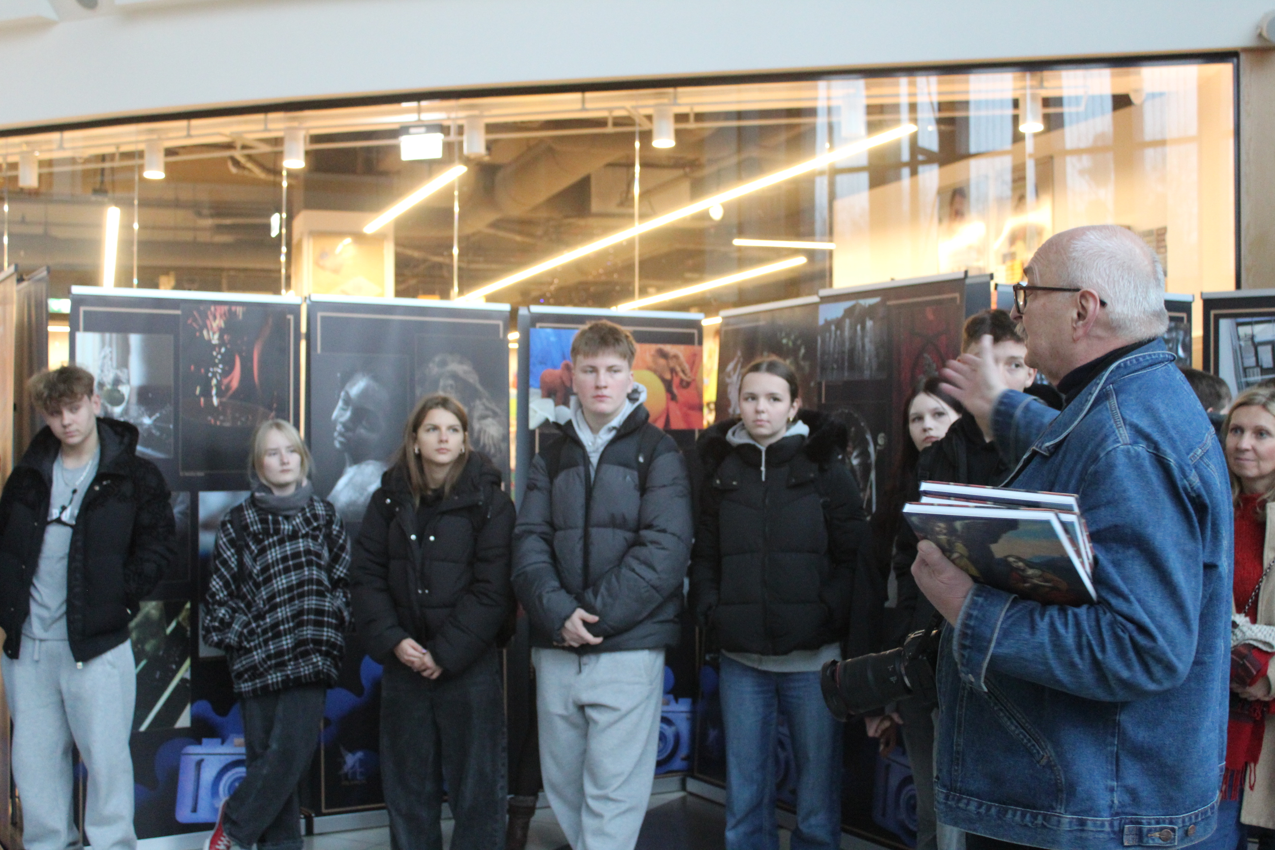 Artystyczne talenty uczniów ZSE na wystawie w Galerii Neptun